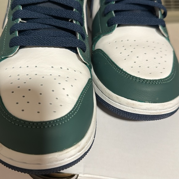 Air Jordan 1 Mid - Picture 6 of 8